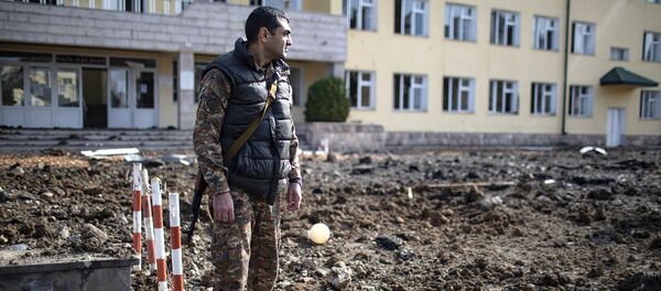 Мужчина на месте обстрела школы в городе Шуши (28 октября 2020). Карабах - Sputnik Արմենիա