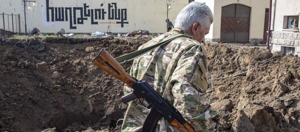 Мужчина на месте обстрела школы в городе Шуши (28 октября 2020). Карабах - Sputnik Армения