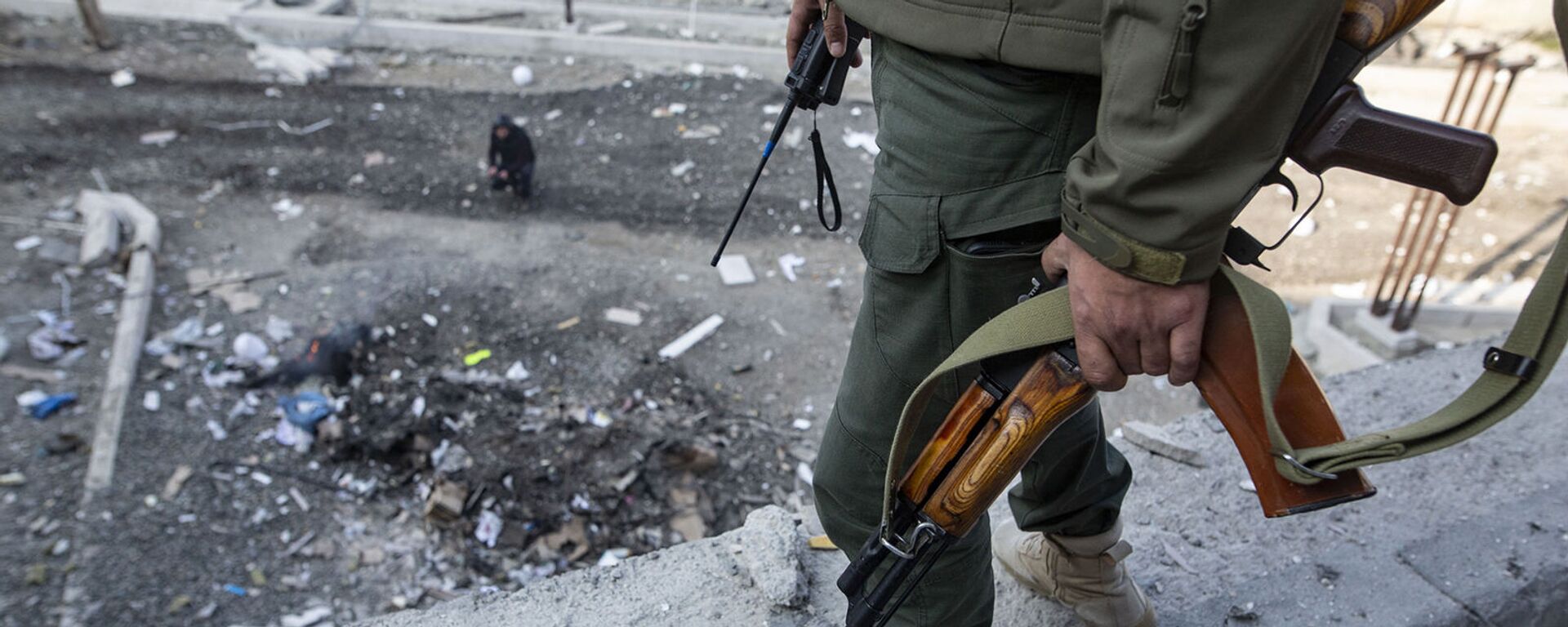 Мужчина на месте обстрела здания родильного дома в Степанакерте (28 октября 2020). Карабах - Sputnik Армения, 1920, 05.04.2021