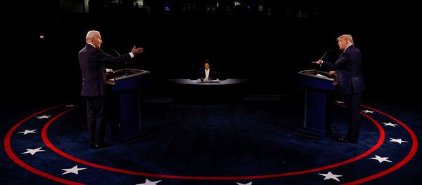 Кандидат в президенты США от Демократической партии Джо Байден и президент США Дональд Трамп принимают участие во второй президентской кампании 2020 года в дебатах в Университете Белмонт (22 октября 2020). Нэшвилль - Sputnik Արմենիա