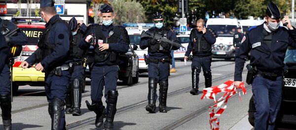 Силы безопасности охраняют территорию после сообщения о нападении с ножом в церкви Нотр-Дам в Ницце (29 октября 2020). Франция - Sputnik Արմենիա