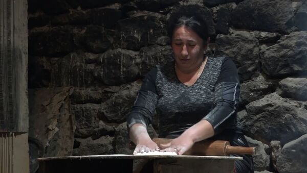 Жительницы села Тех пекут хлеб для воюющих в Карабахе солдат - Sputnik Армения