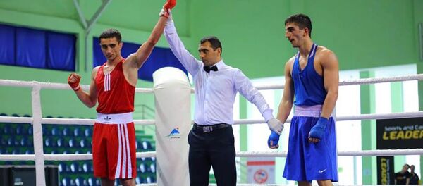 Боксер Лео Папян (в красном) - Sputnik Արմենիա