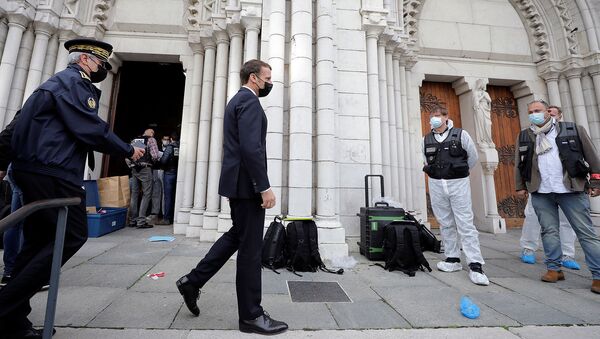 Президент Франции Эммануэль Макрон посетил место нападения с ножом в церкви Нотр-Дам в Ницце (29 октября 2020). Франция - Sputnik Армения