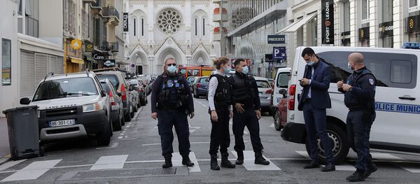 Сотрудники правоохранительных органов охраняют район после сообщения о нападении с ножом на церковь Нотр-Дам в Ницце (29 октября 2020). Франция - Sputnik Արմենիա