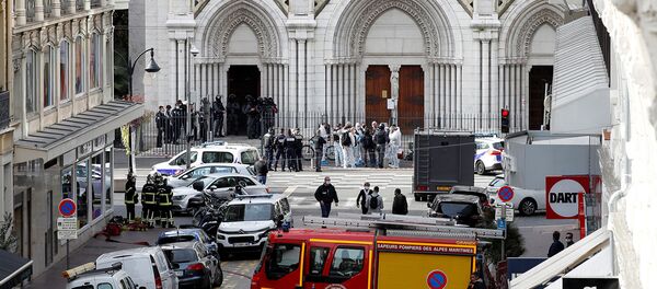 Сотрудники правоохранительных органов охраняют район после сообщения о нападении с ножом на церковь Нотр-Дам в Ницце (29 октября 2020). Франция Сотрудники правоохранительных органов охраняют район после сообщения о нападении с ножом на церковь Нотр-Дам в Ницце (29 октября 2020). Франция - Sputnik Армения