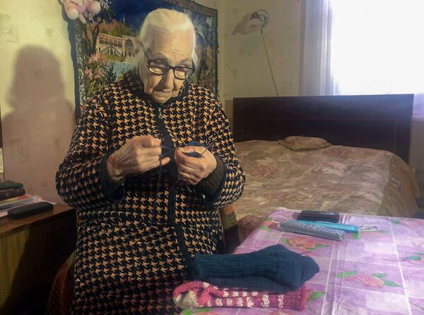 86-ամյա կինը գուլպա է գործում զինվորի համար. էլ ինչ են անում գյումրեցիները հանուն Արցախի 86-ամյա կինը գուլպա է գործում զինվորի համար. էլ ինչ են անում գյումրեցիները հանուն Արցախի - Sputnik Արմենիա