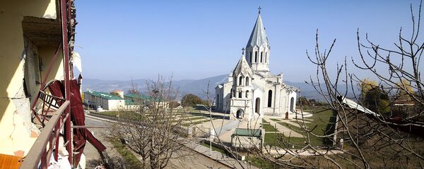 Вид на собор Сурб Аменапркич Казанчецоц с балкона дома, пострадавшего в результате обстрелов (29 октября 2020). Шуши - Sputnik Արմենիա