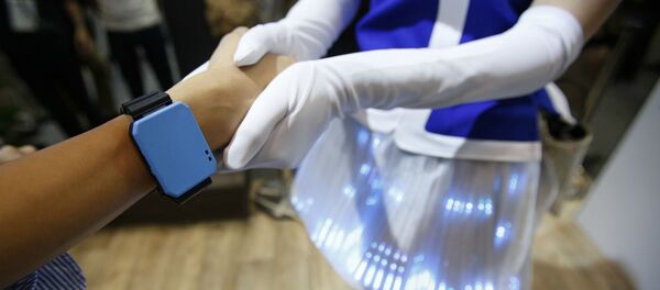 Посетитель с синим браслетом пожимает руку демонстратору Panasonic во время ежегодной выставки передовых технологий CEATEC Japan (6 октября 2016). Япония Посетитель с синим браслетом пожимает руку демонстратору Panasonic во время ежегодной выставки передовых технологий CEATEC Japan (6 октября 2016). Япония - Sputnik Армения