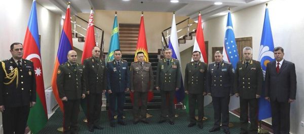 Начальники генштабов Армении и Азербайджана прибыли на заседание профильного комитета СНГ, стоят рядом (генералы выстроились в алфавитном порядке названий своих стран) - Sputnik Արմենիա