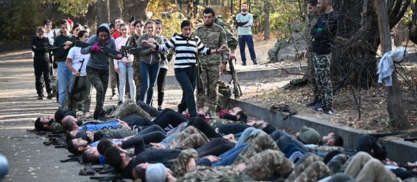 Рядовые граждане учатся искусству выживания в Ереване Рядовые граждане учатся искусству выживания в Ереване - Sputnik Армения