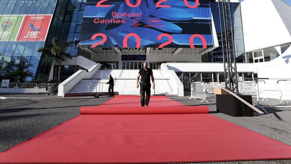 Рабочие устанавливают красную дорожку перед главным входом Фестивального дворца перед церемонией открытия специального мероприятия Канны 2020 (27 октября 2020). Канны - Sputnik Армения
