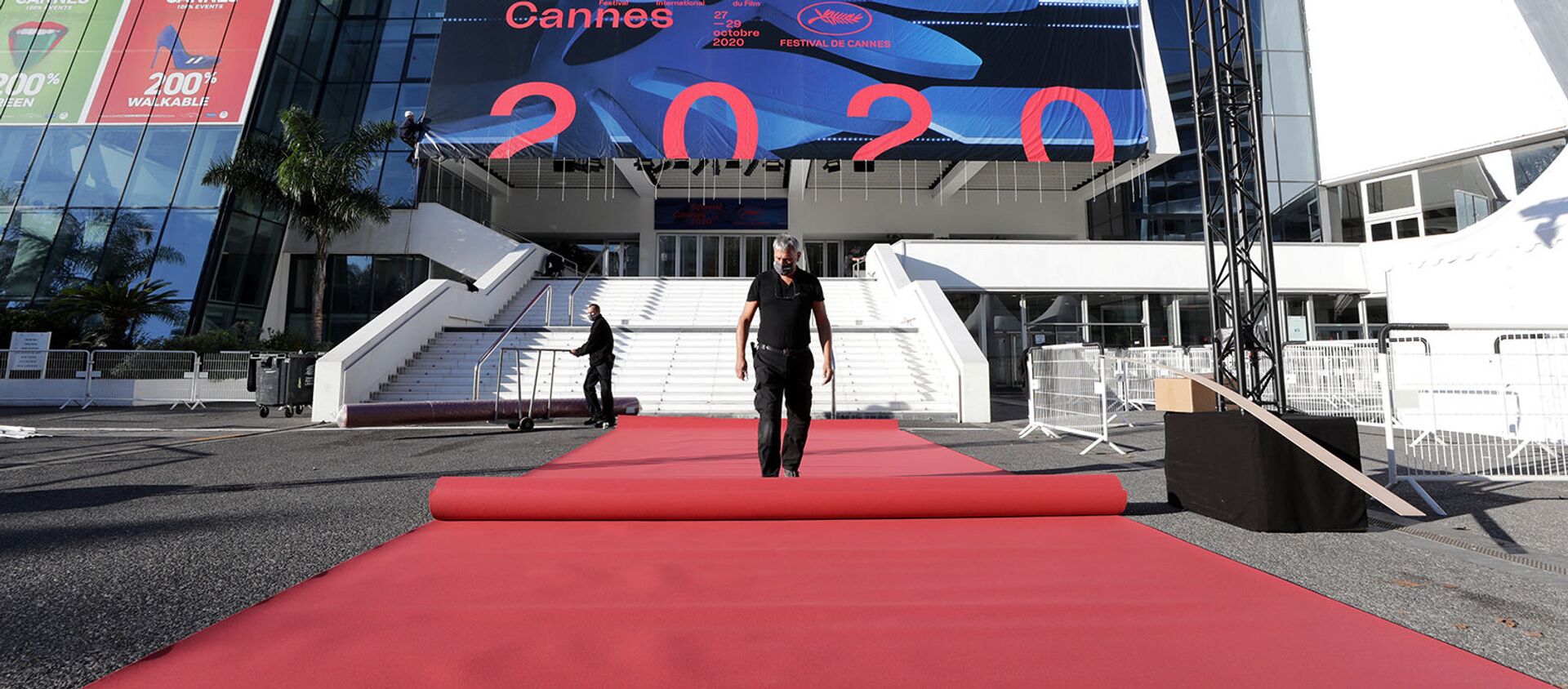 Рабочие устанавливают красную дорожку перед главным входом Фестивального дворца перед церемонией открытия специального мероприятия Канны 2020 (27 октября 2020). Канны - Sputnik Армения, 1920, 30.10.2020