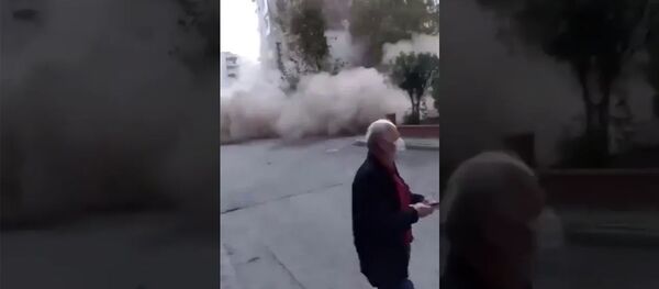 Момент обрушения жилого здания в Измире - Sputnik Армения