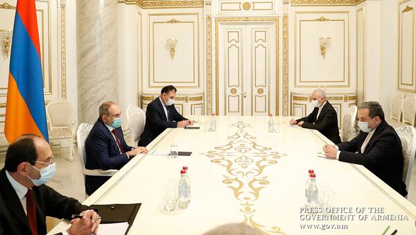 Премьер-министр Никол Пашинян встретился с заместителем министра иностранных дел Ирана Аббас Аракчи (30 октября 2020). Еревaн - Sputnik Армения