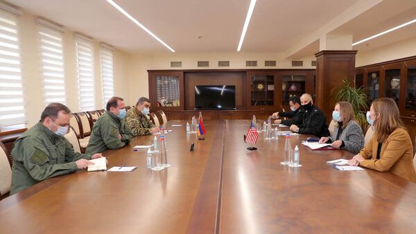 Министр обороны Армении Давид Тоноян встретился с ЧП послом США Линн Трейси (30 октября 2020). Еревaн - Sputnik Армения