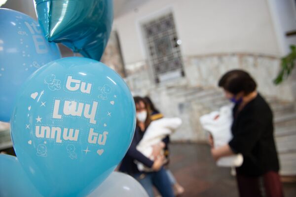 Они принесут мир Карабаху: жительница Мартакерта успела сообщить мужу о рождении детей - Sputnik Армения