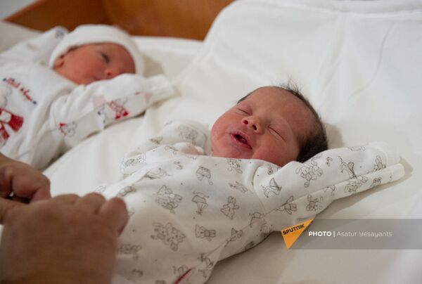 Они принесут мир Карабаху: жительница Мартакерта успела сообщить мужу о рождении детей - Sputnik Армения