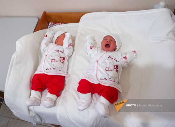 Они принесут мир Карабаху: жительница Мартакерта успела сообщить мужу о рождении детей - Sputnik Армения