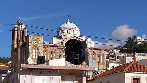 Поврежденная после землетрясения на острове Самос греческая православная церковь (30 октября 2020). Карловаси, Греция - Sputnik Армения