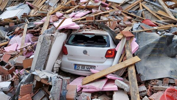 Автомобиль под завалами обрушенного впоследствии землетрясения здания (30 октября 2020). Измир - Sputnik Արմենիա