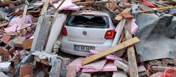 Автомобиль под завалами обрушенного впоследствии землетрясения здания (30 октября 2020). Измир - Sputnik Армения