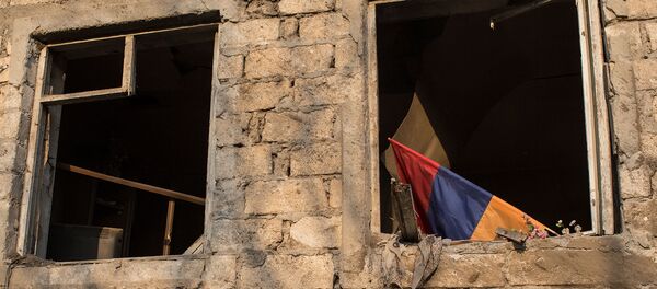 Флаг в окне разрушенного вследствие обстрелов дома в Мартакерте (30 октября 2020). Карабах - Sputnik Արմենիա