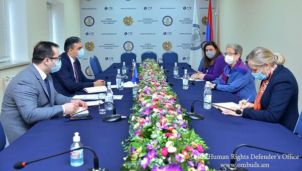 Омбудсмен Арман Татоян встретился с послом ЕС в Армении Андреа Викторин (30 октября 2020). Еревaн - Sputnik Արմենիա