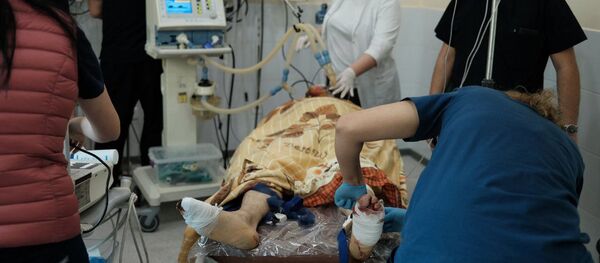 Медработники оперируют раненного мужчину во время обстрелов медицинского центра Степанакерта (28 октября 2020). Карабах - Sputnik Армения