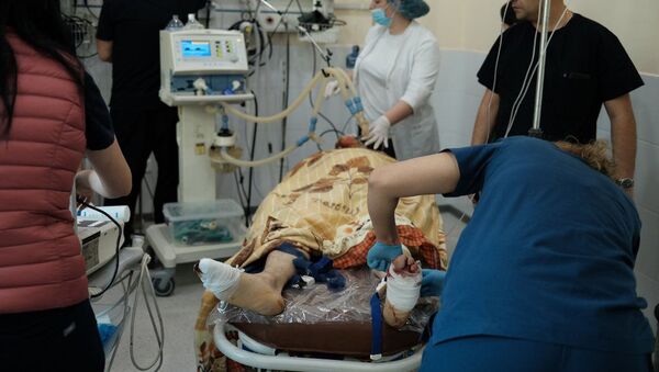 Медработники оперируют раненного мужчину во время обстрелов медицинского центра Степанакерта (28 октября 2020). Карабах - Sputnik Արմենիա