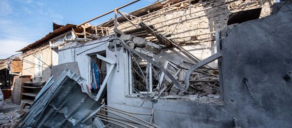 Центральный рынок Степанакерта и жилой дом после ночного обстрела (31 октября 2020). Карабах Центральный рынок Степанакерта и жилой дом после ночного обстрела (31 октября 2020). Карабах - Sputnik Армения