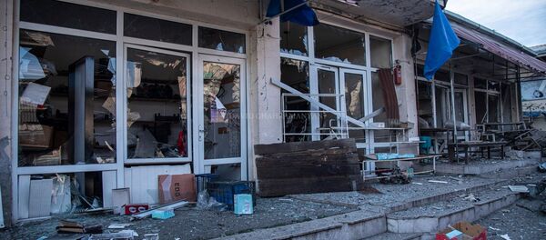 Центральный рынок Степанакерта и жилой дом после ночного обстрела (31 октября 2020). Карабах - Sputnik Армения