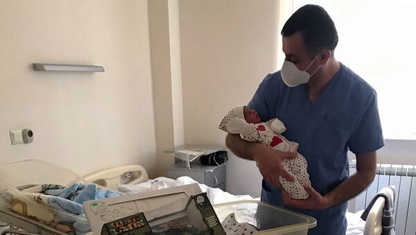 Новорожденный Сережа Вирабян и доктор Корюн Вардапетян - Sputnik Армения