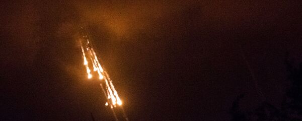 Украинские военные стреляют фосфорными зажигательными снарядами по поселку Сeменовка (11 июня 2014). - Sputnik Армения