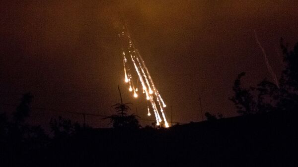 Украинские военные стреляют фосфорными зажигательными снарядами по поселку Сeменовка (11 июня 2014). - Sputnik Армения