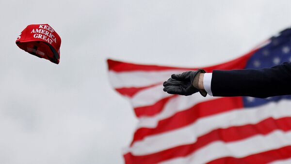 Президент США Дональд Трамп бросает кепку с надписью Keep America Great во время предвыборного митинга в Международном аэропорту округа Окленд (30 октября 2020). Штат Мичиган - Sputnik Արմենիա