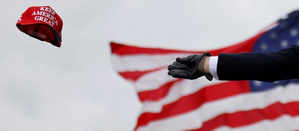 Президент США Дональд Трамп бросает кепку с надписью Keep America Great во время предвыборного митинга в Международном аэропорту округа Окленд (30 октября 2020). Штат Мичиган - Sputnik Արմենիա