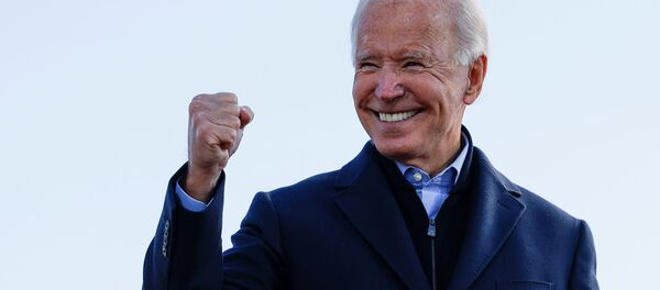 Кандидат в президенты США от Демократической партии и бывший вице-президент Джо Байден во время остановки предвыборной кампании в Де-Мойне (30 октября 2020). Айова - Sputnik Армения