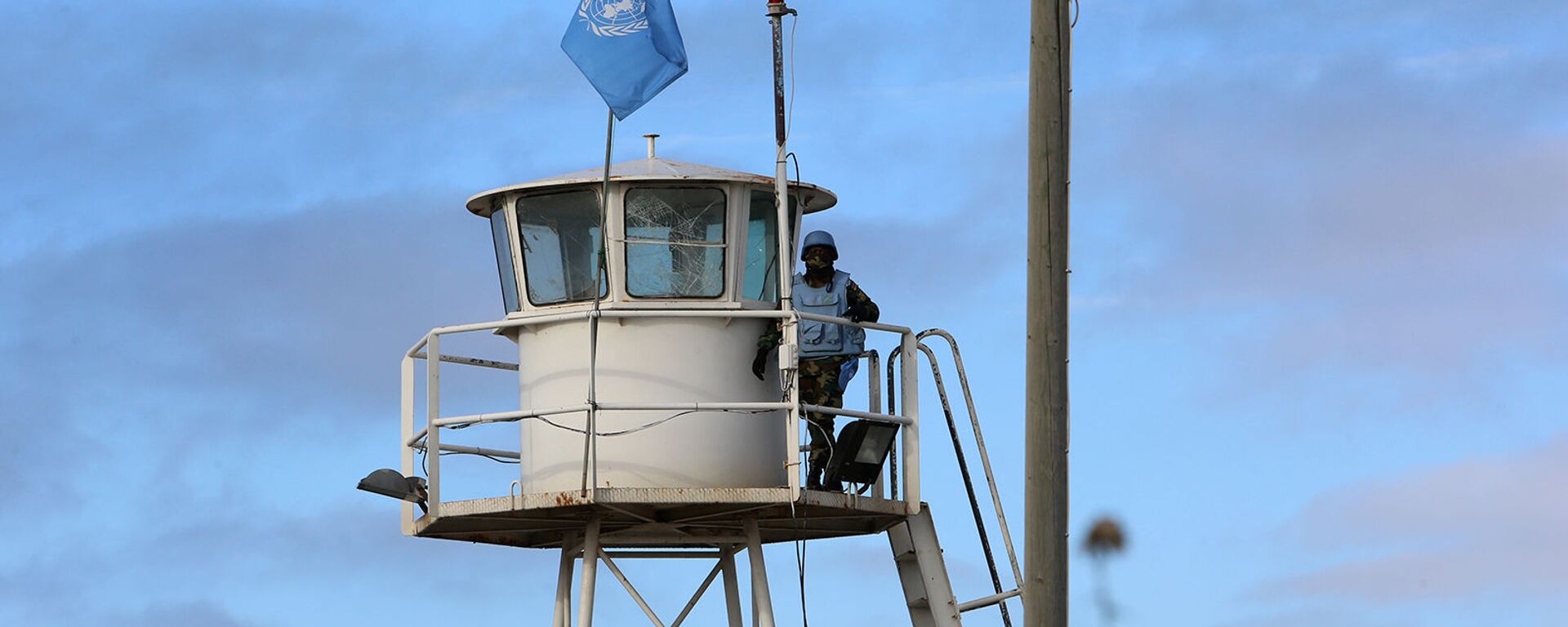Миротворец ООН стоит на наблюдательном пункте ООН близ Накуры, недалеко от ливано-израильской границы (13 октября 2020). Южный Ливан - Sputnik Армения, 1920, 22.10.2021