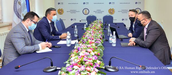 Омбудсмен Арман Татоян представил международным специалистам зверства ВС Азербайджана и нарушения прав человека в отношении гражданских лиц (1 ноября 2020). Еревaн Омбудсмен Арман Татоян представил международным специалистам зверства ВС Азербайджана и нарушения прав человека в отношении гражданских лиц (1 ноября 2020). Еревaн - Sputnik Արմենիա