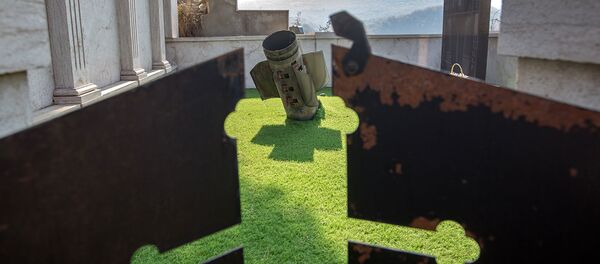 Часть реактивного снаряда, упавшего на кладбище в Степанакерте (1 ноября 2020). Карабах Часть реактивного снаряда, упавшего на кладбище в Степанакерте (1 ноября 2020). Карабах - Sputnik Армения