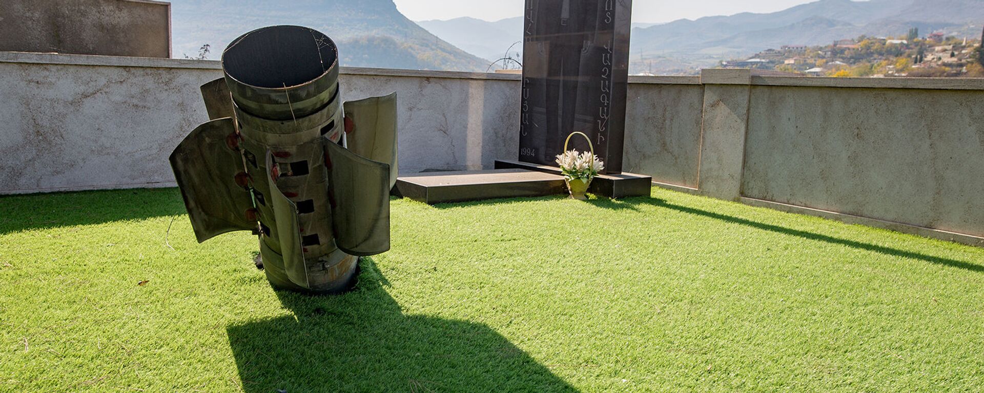 Часть реактивного снаряда, упавшего на кладбище в Степанакерте (1 ноября 2020). Карабах - Sputnik Армения, 1920, 26.07.2021