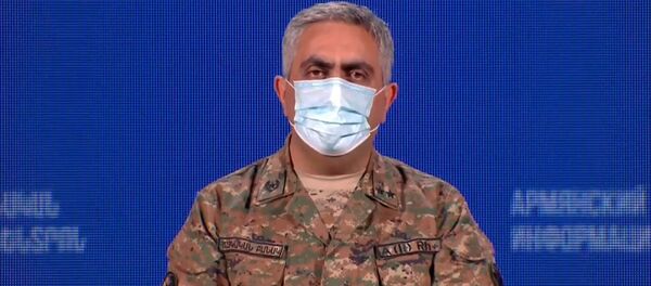 Представитель министерства обороны Армении Арцрун Ованнисян во время брифинга в Едином информационном центре (1 ноября 2020). Еревaн - Sputnik Արմենիա