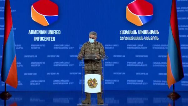 Представитель министерства обороны Армении Арцрун Ованнисян во время брифинга в Едином информационном центре (1 ноября 2020). Еревaн - Sputnik Արմենիա
