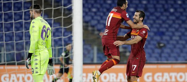 Нападающий Ромы Педро Родригес празднует свой гол с Генрихом Мхтаряном во время футбольного матча итальянской Серии А между Ромой и Фиорентиной (1 ноября 2020). Рим - Sputnik Արմենիա
