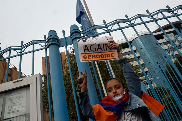 Откликнитесь на нашу боль: в Ереване проходят акции у посольства США и здания ООН Откликнитесь на нашу боль: в Ереване проходят акции у посольства США и здания ООН - Sputnik Армения