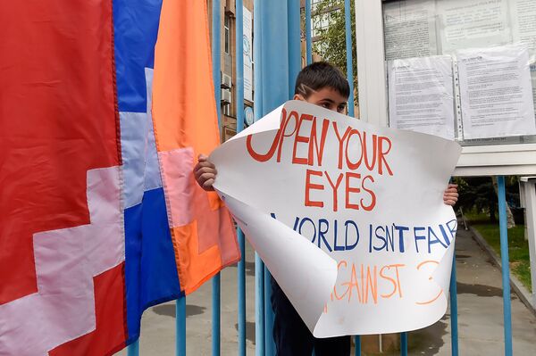 Откликнитесь на нашу боль: в Ереване проходят акции у посольства США и здания ООН Откликнитесь на нашу боль: в Ереване проходят акции у посольства США и здания ООН - Sputnik Армения