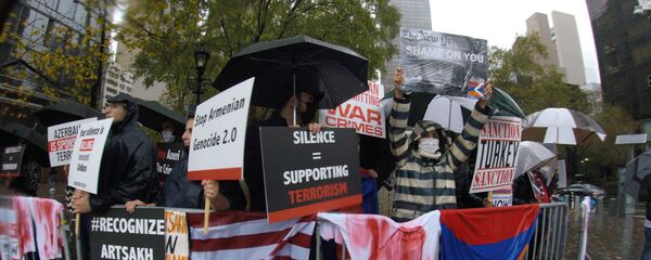 Армянские общины Австрии, Швейцарии и США одновременно провели «митинг молчания» у трех штаб-квартир ООН в Вене, Женеве и Нью-Йорке (2 ноября 2020). - Sputnik Армения
