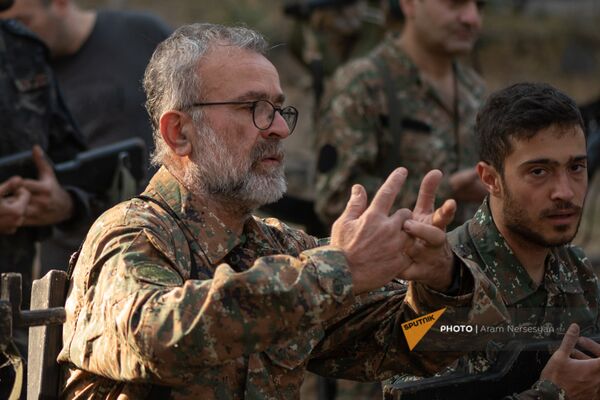 Не просить, а заставить уважать: как Грайр Кероглян из Франции приехал на войну в Карабах - Sputnik Армения