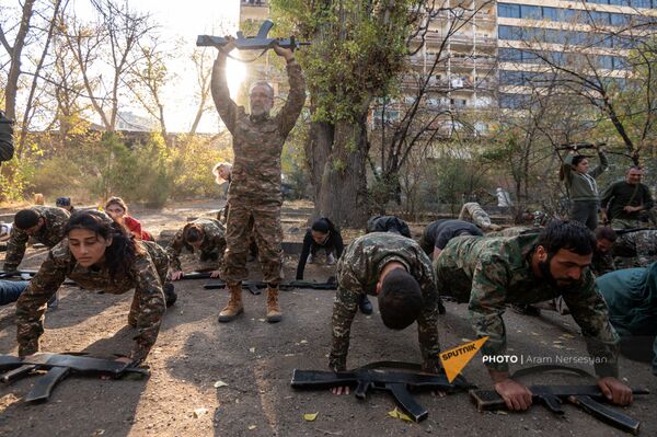 Не просить, а заставить уважать: как Грайр Кероглян из Франции приехал на войну в Карабах - Sputnik Армения
